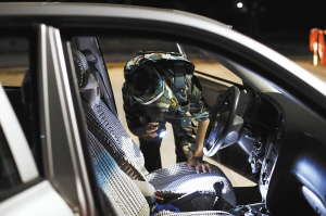 边防战士对过往车辆认真排查