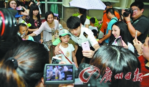 龚旭与粉丝合影。