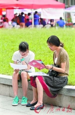 不少考生和家长前往华工参加招生开放日活动。