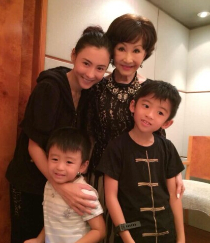 张柏芝带俩儿子会友 lucas长高变乖巧(图)
