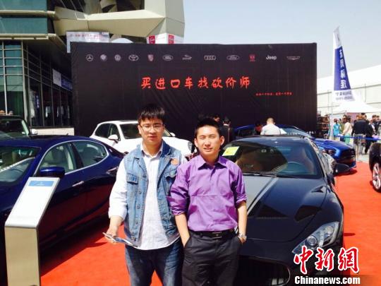 创业期间，王波（左）经常奔波于汽车展会。　马义恒摄