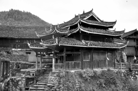 阳烂村始建于清乾隆五十二年的鼓楼高两层,全部涂上红色,状如巨龙张开的血盆大口。