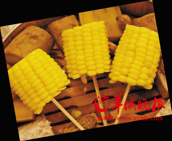 　　未添加香精煮制的玉米色泽淡黄 马灿 摄