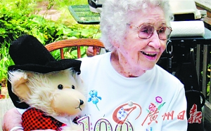 2009年，伊丽莎白·巴罗勒被杀害前，家人为她庆祝100岁生日。（资料图片）