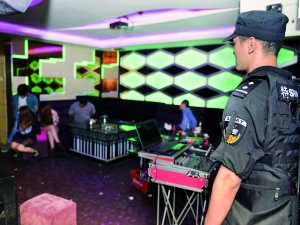 4月26日,肇庆警方突袭清查娱乐场所,控制数名涉毒人员。 信息时报记者 萧嘉宁 摄 (资料图片)