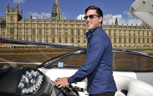 英国男子买彩票一夜暴富 表示从未如此快乐(图