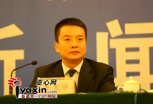 新疆维吾尔自治区新闻办公室主任罗夫永主持发布会。（亚心网记者 吕伊晗摄）