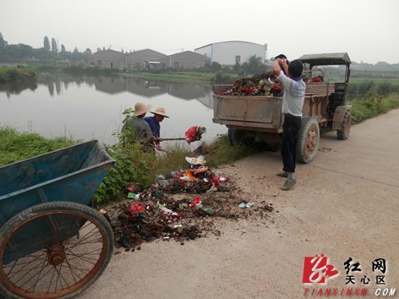 长沙市天心区大托铺街道清理近10吨陈年垃圾