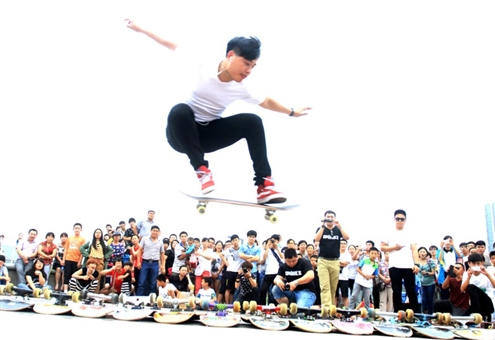 滑板少年助威世界杯|滑板|选手_凤凰资讯