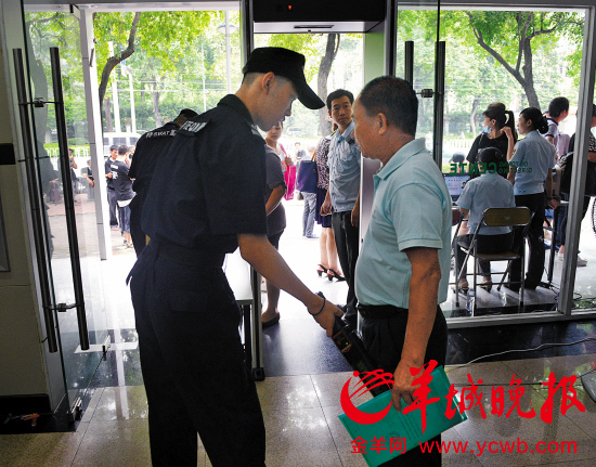 　　昨天，市城管委接访中心首次出现安检装置