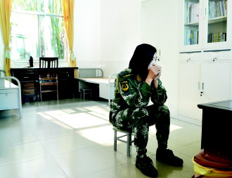 当日上勤中遇到两次谩骂和不配合,孙明静的心情有些低落,回到宿舍坐在小凳上发着呆