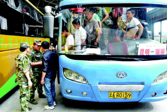 霍小娟与战友对一辆长途卧铺客车进行查验,长途卧铺客车是他们查验的重点车辆之一。