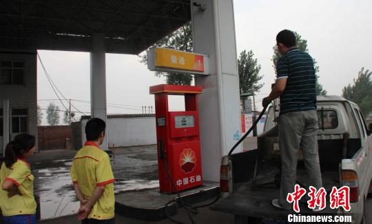 “山寨”中石油加油站工作人员身着黄色中石油员工工作服。 崔涛摄