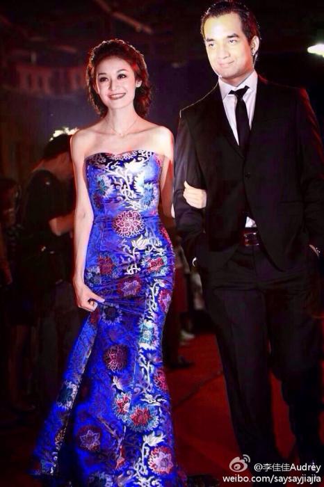 　　6月24日晚，复旦新闻学院举行毕业红毯秀，网友纷纷点赞“高端大气堪比电影节”。图片来源：微博