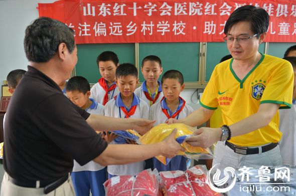 山东红十字会医院为学生们捐献足球服装及器材。