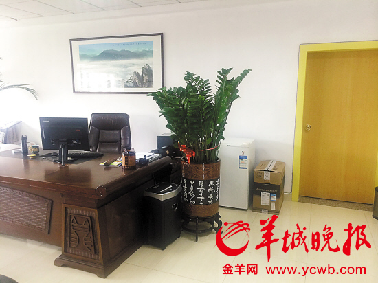 深圳小学教师举报校长办公室比部长的大 房中