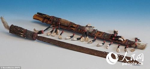 拍卖品包括部落领袖用来吃掉敌人身体的叉子、猎头者使用的刀和吹管毒镖。