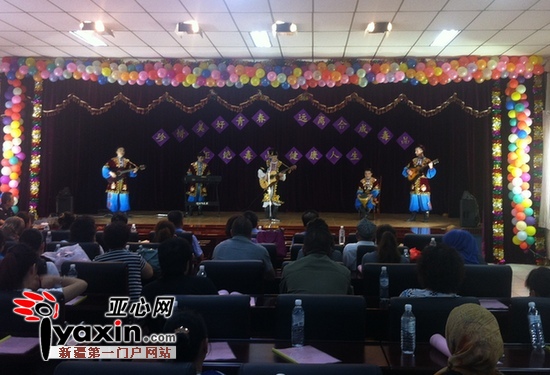 戒毒所内的戒毒人员表演自编自导的文艺节目。亚心网记者 翟俊杰 摄