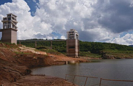 连年的水位下降导致“湖”变“河”，云龙水库告急。云南信息报 记者 赵永峰 摄