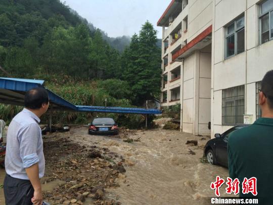 浙江磐安遇暴雨街道遭水浸 学校食堂宿舍被淹