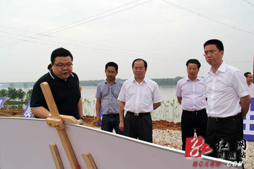望城区委书记谭小平(前排中),区委副书记、区长孔玉成(前排右)正在了解湘江大道景观道建设情况。高亮 摄