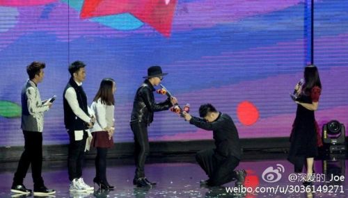 　　杜海涛跪拜韩星权志龙遭骂恶心