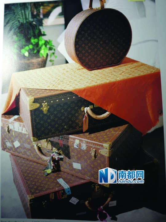 帽盒备有安全密封开关,设有一个可拆式皮革证件套