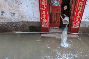 昨天下午1点，75岁的仇大爷还在用水桶不停地将家里的积水往外倒