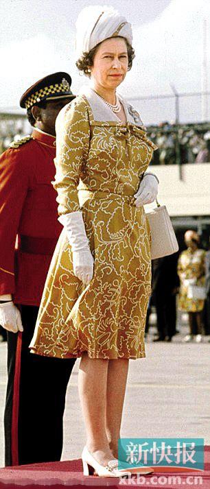 1975年女王在牙买加出访,脚穿同款白色鞋。
