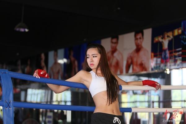 美女:郑州90后高清孩子土美女拳击手以一敌四男v美女抹油图片