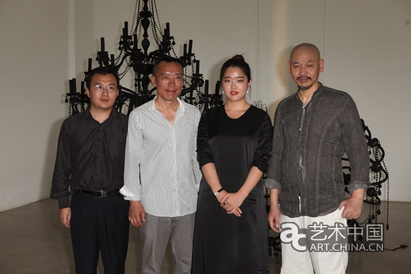 策展人与艺术家在展览现场