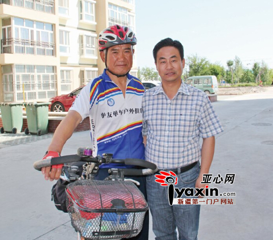 图为卢开富与精河援疆副书记付劲松留影。亚心网记者 白素君 通讯员 纪荣朵 摄