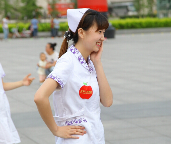小苹果神曲惊现沈阳,美女护士大跳广场舞|网