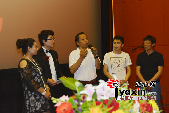 首部反映庄仕华事迹电影《军医》在乌鲁木齐首映,韩光辉导演介绍拍摄历程。