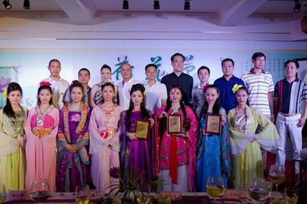 图1 荷花节评委与花仙子合照