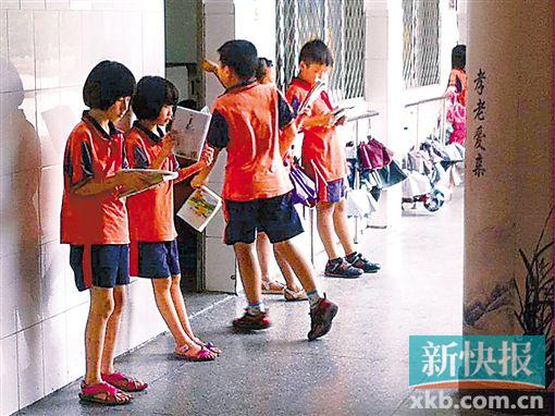 ■很多小学生不肯放过任何一个课间十几分钟,成为名副其实的阅读达人。