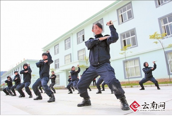 女子反扒队训练匕首操