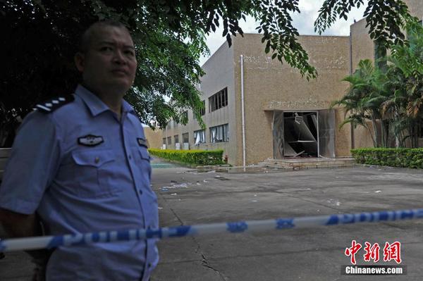 　　图为警察封锁爆炸事故现场。中新社发 骆云飞 摄