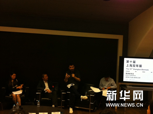 第十届上海双年展总策展人安塞姆·弗兰克在新闻发布会现场阐释本届双年展主题——社会工厂。