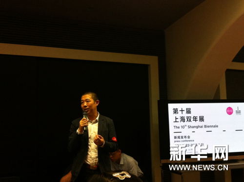 上海当代艺术博物馆副馆长兼双年展办公室主任李旭在新闻发布会现场介绍双年展筹备情况。