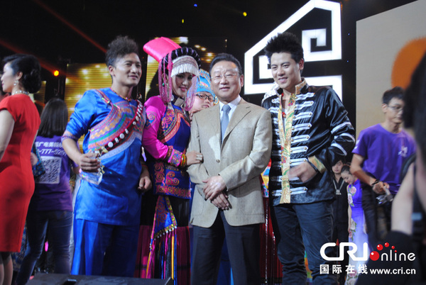 2013民歌争霸评审蒋大为与冠军“表哥表妹”（左）、亚军岳正剑（右）赛后合影