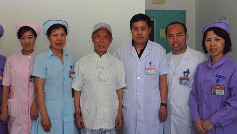 田连元车祸康复出院 与医护人员合影曝光