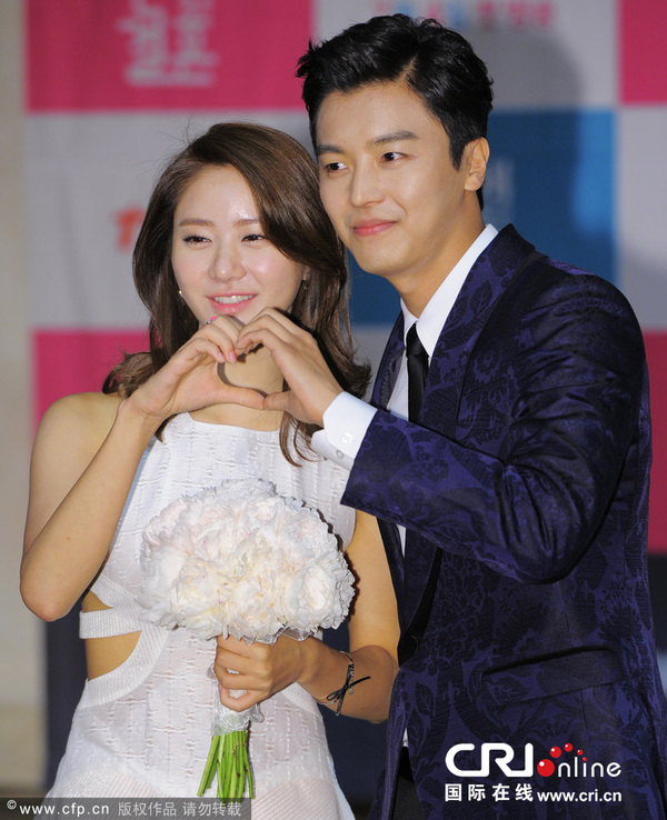 韩可露延宇振捧新娘花合照