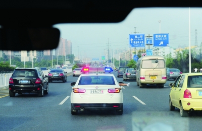救护车在长沙市交警支队高新大队麓谷中队警车的护送下抵达省儿童医院。