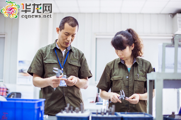 在日常工作中，张传洁常常给同事们指导和帮助。记者 蒋霞曦 摄