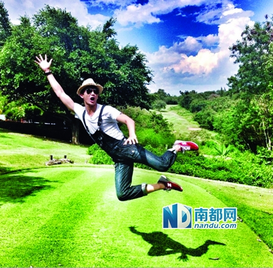 ●每天必做的事……蹦一下！这娃一天不跳，就闷得慌星，于是乎各种姿势都使出来了……