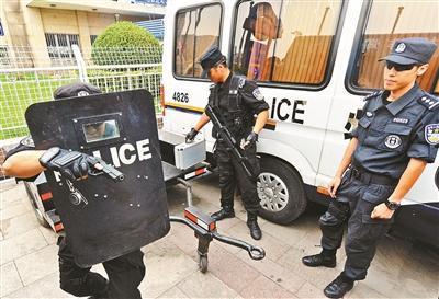 铁鹰突击队队员配备防弹盾牌