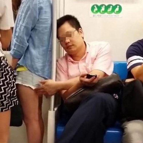 网友发布的“男子偷摸女孩热裤大腿”视频点击量超过百万。截屏图