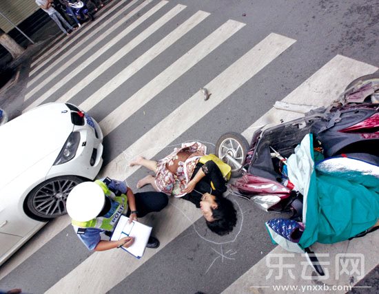 司机借伞为伤者挡雨 本报讯  昨日12时30分左右,一名女子骑电动车沿