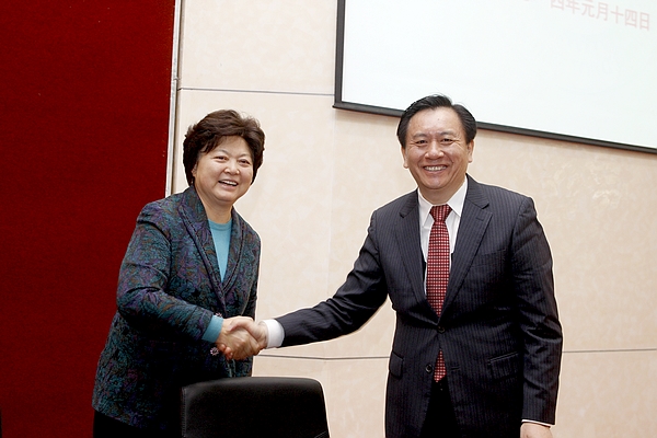 1月14日，姜斯宪（右）出任交大党委书记，时隔20年重回交大